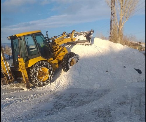 Belediyemiz karla mücadele ekipleri 7/24 saat kar temizleme çalışmalarını aralıksız sürdürüyor.